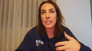 Retratro de la abogada Cris Carrascosa conversando durante una entrevista. La imagen está enfocada en su rostro con una iluminación clara, proyectando un tono formal y de análisis corporativo.