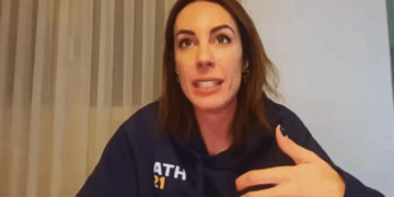 Retratro de la abogada Cris Carrascosa conversando durante una entrevista. La imagen está enfocada en su rostro con una iluminación clara, proyectando un tono formal y de análisis corporativo.