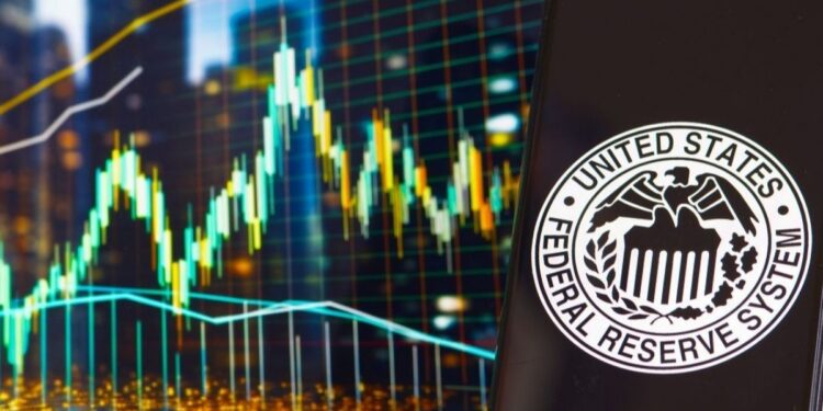 Gráfico de precio genérico y teléfono móvil con el logo de la Fed.