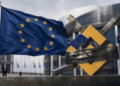 Bandera de Europa junto con el logo de Binance tapado parcialmente.