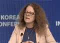 Isabel Schnabel, miembro de la Junta Ejecutiva del Banco Central Europeo (BCE), habla desde un podio con dos micrófonos durante una conferencia internacional.