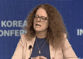 Isabel Schnabel, miembro de la Junta Ejecutiva del Banco Central Europeo (BCE), habla desde un podio con dos micrófonos durante una conferencia internacional.