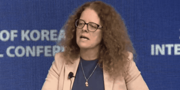 Isabel Schnabel, miembro de la Junta Ejecutiva del Banco Central Europeo (BCE), habla desde un podio con dos micrófonos durante una conferencia internacional.