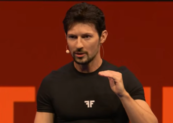 Pavel Durov, fundador de Telegram, de pie en el escenario del Oslo Freedom Forum, hablando ante la audiencia con un micrófono sobre la privacidad digital y el avance de las regulaciones de vigilancia estatal.