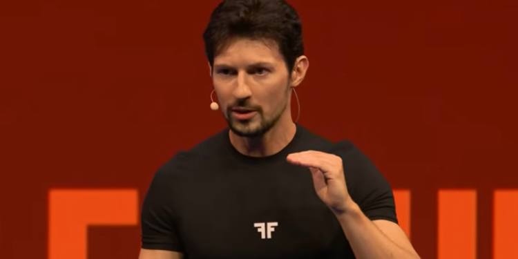 Pavel Durov, fundador de Telegram, de pie en el escenario del Oslo Freedom Forum, hablando ante la audiencia con un micrófono sobre la privacidad digital y el avance de las regulaciones de vigilancia estatal.