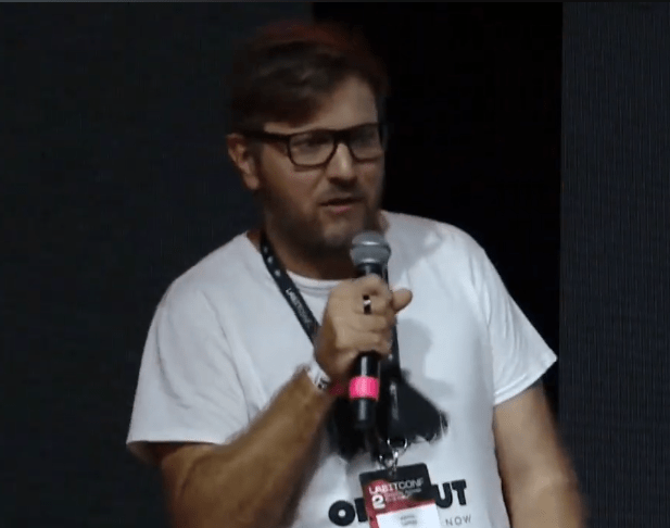 Pavol Lupták habla en el escenario de LaBitconf 2024, Buenos Aires.