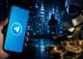 Un teléfono celular se muestra con el logo de Telegram y al lado aparece un montón de monedas doradas y billetes volando.