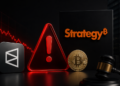 Logo de Strategy, logo de Polymarket, logo de BTC. Velas rojas.