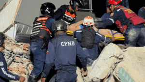 Un grupo de rescatistas trabaja en labores de salvamento tras los terremotos de Venezuela.