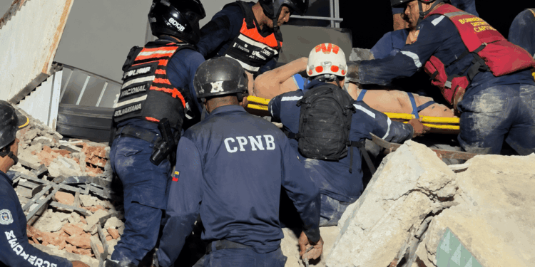 Un grupo de rescatistas trabaja en labores de salvamento tras los terremotos de Venezuela.