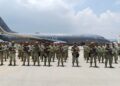 Militares y oficiales rescatistas de México