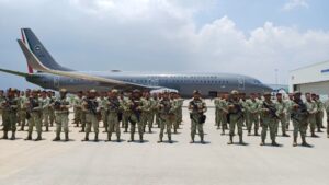 Militares y oficiales rescatistas de México