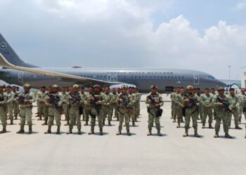 Militares y oficiales rescatistas de México
