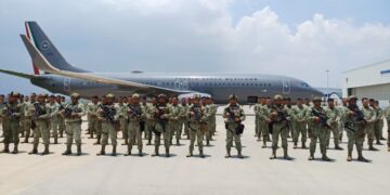 Militares y oficiales rescatistas de México