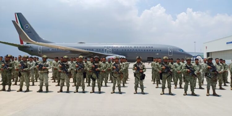 Militares y oficiales rescatistas de México
