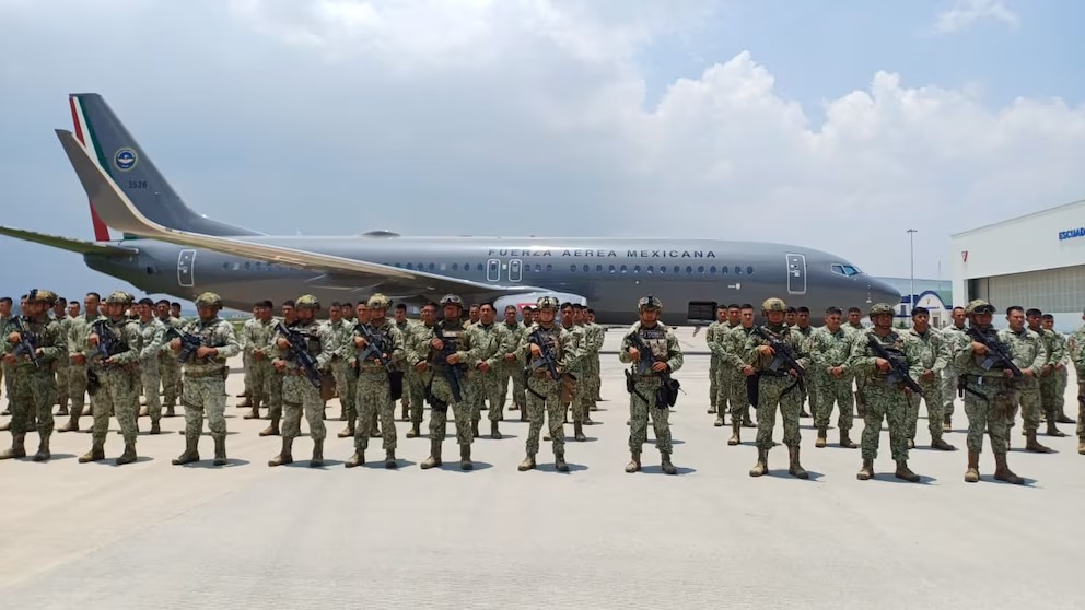 Militares y oficiales rescatistas de México