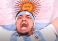 Aficionado argentino con bandera y bandana celeste y blanca en la cabeza, celebrando antes de un partido del Mundial 2026.