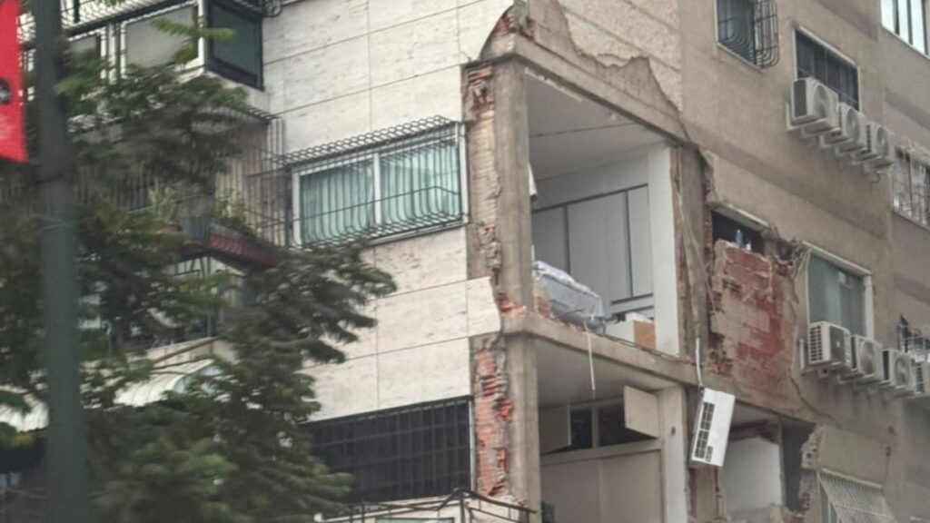 Fotografía de un edificio en Caracas afectado por los terremotos.