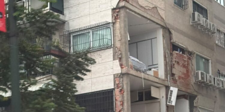 Fotografía de un edificio en Caracas afectado por los terremotos.