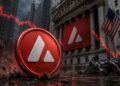 Una moneda física de avalanche en Wall Street junto a gráficos de precio de velas rojas y un edificio en ruinas.