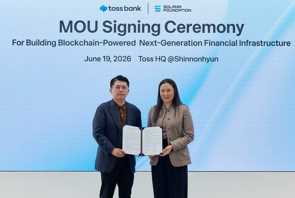 Imagen de directos de un banco digital de Corea del Sur y de la presidenta de la Fundación Solana.