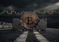 moneda de BTC estancada o atrapada en una roca.