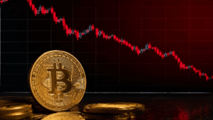 Moneda de bitcoin y gráfico de precios rojo cayendo.