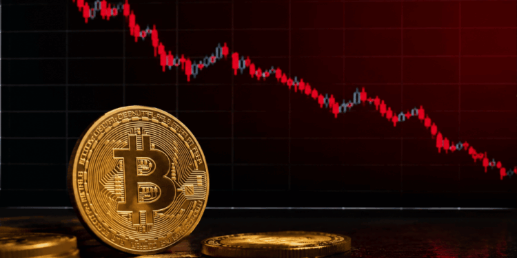 Moneda de bitcoin y gráfico de precios rojo cayendo.