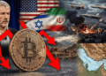 En primer plano: moneda de bitcoin con flechas rojas. En el fondo: imágenes de Michael Saylor, banderas de EE.UU., Israel e Irán, un mapa del estrecho de Ormuz.