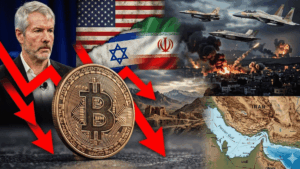 En primer plano: moneda de bitcoin con flechas rojas. En el fondo: imágenes de Michael Saylor, banderas de EE.UU., Israel e Irán, un mapa del estrecho de Ormuz.