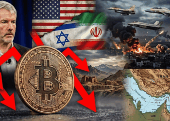 En primer plano: moneda de bitcoin con flechas rojas. En el fondo: imágenes de Michael Saylor, banderas de EE.UU., Israel e Irán, un mapa del estrecho de Ormuz.