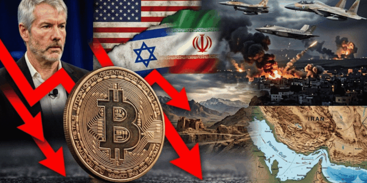 En primer plano: moneda de bitcoin con flechas rojas. En el fondo: imágenes de Michael Saylor, banderas de EE.UU., Israel e Irán, un mapa del estrecho de Ormuz.