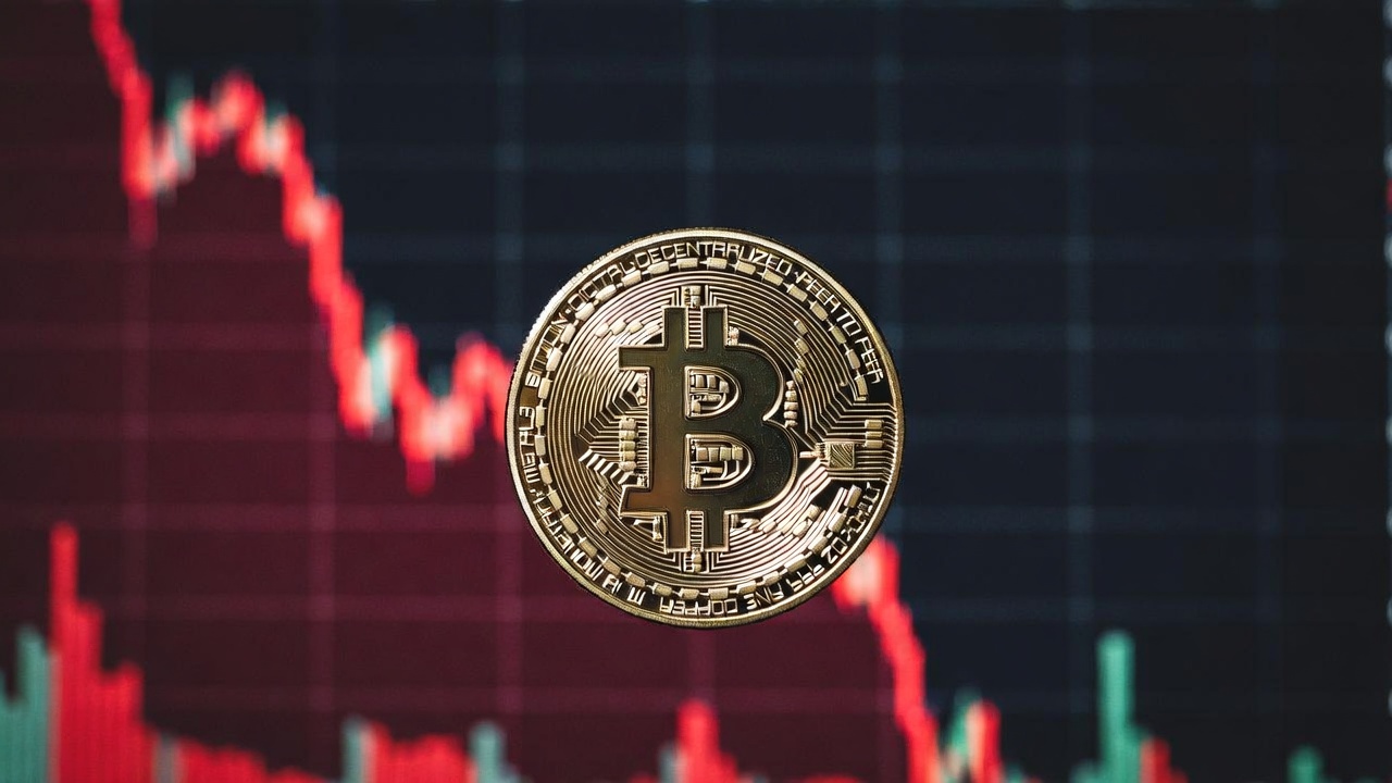 Bitcoin cae abajo de USD 70.000 por salidas de ETF, guerra en Irán y la venta de Strategy
