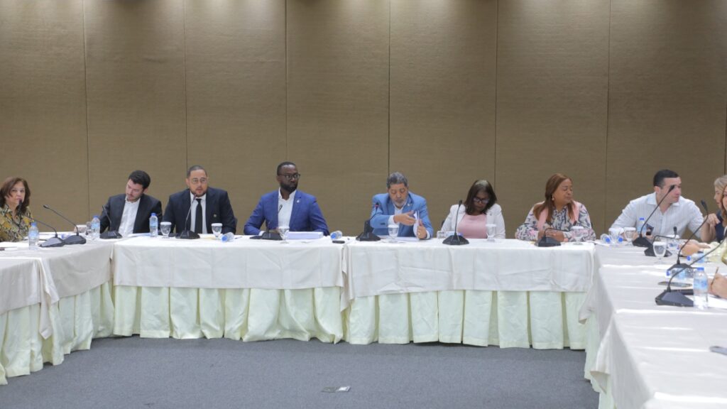 Fotografía de asistentes de la comunidad local de Bitcoin en República Dominicana, reunidos con diputados.