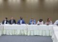 Fotografía de asistentes de la comunidad local de Bitcoin en República Dominicana, reunidos con diputados.