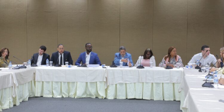 Fotografía de asistentes de la comunidad local de Bitcoin en República Dominicana, reunidos con diputados.