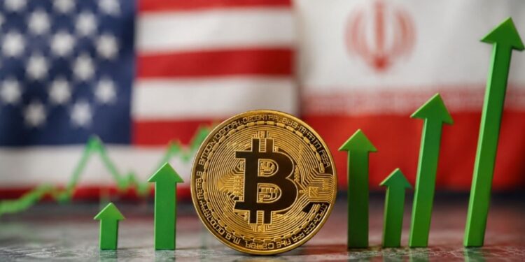 Primer plano: moneda de bitcoin y flechas verdes. Fondo: banderas de EE. UU. e Irán.