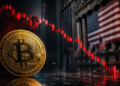 El logo de BTC, Wall Street y unas velas rojas.