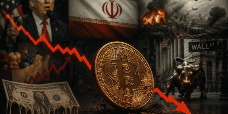 Primer plano: moneda física de bitcoin con flecha roja descendente. Fondo: imágenes que ilustran el panorama geopolítico actual.