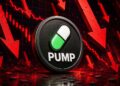 Una moneda física de PUMP rodeada de flechas rojas.