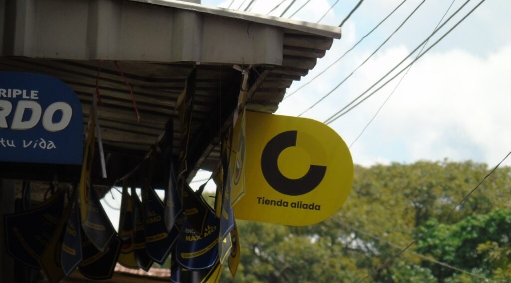 Fotografía de una tienda en Caracas con un letrero de Cashea.