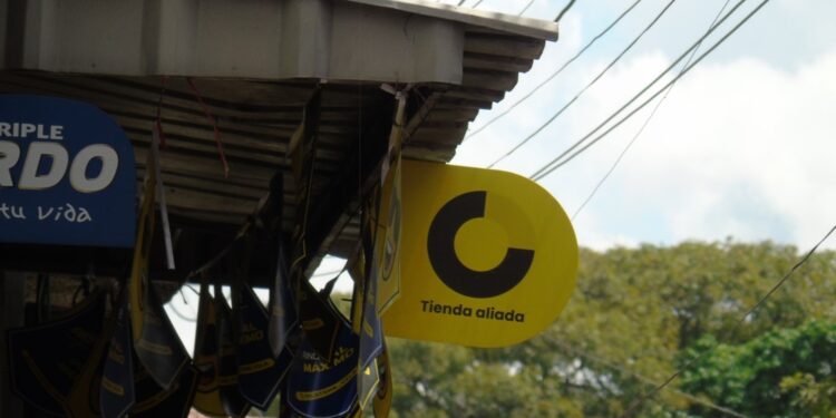Fotografía de una tienda en Caracas con un letrero de Cashea.