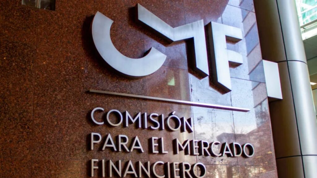 Fotografía del logo de la CMF de Chile en su sede de Santiago.