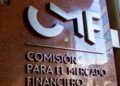 Fotografía del logo de la CMF de Chile en su sede de Santiago.