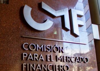Fotografía del logo de la CMF de Chile en su sede de Santiago.