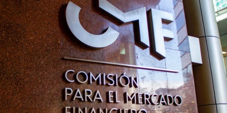 Fotografía del logo de la CMF de Chile en su sede de Santiago.