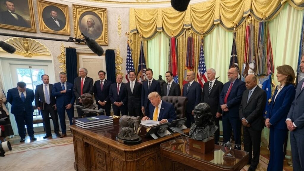 Fotografía del presidente de Estados Unidos, Donald Trump, y su gabinete, en la oficina oval de la Casa Blanca.