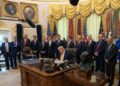 Fotografía del presidente de Estados Unidos, Donald Trump, y su gabinete, en la oficina oval de la Casa Blanca.