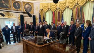 Fotografía del presidente de Estados Unidos, Donald Trump, y su gabinete, en la oficina oval de la Casa Blanca.