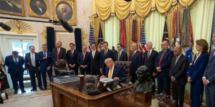 Fotografía del presidente de Estados Unidos, Donald Trump, y su gabinete, en la oficina oval de la Casa Blanca.